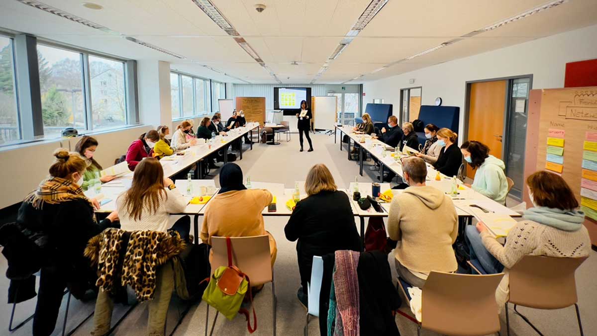 Stefanie Bathen bei der Moderation einer Arbeitsgruppe