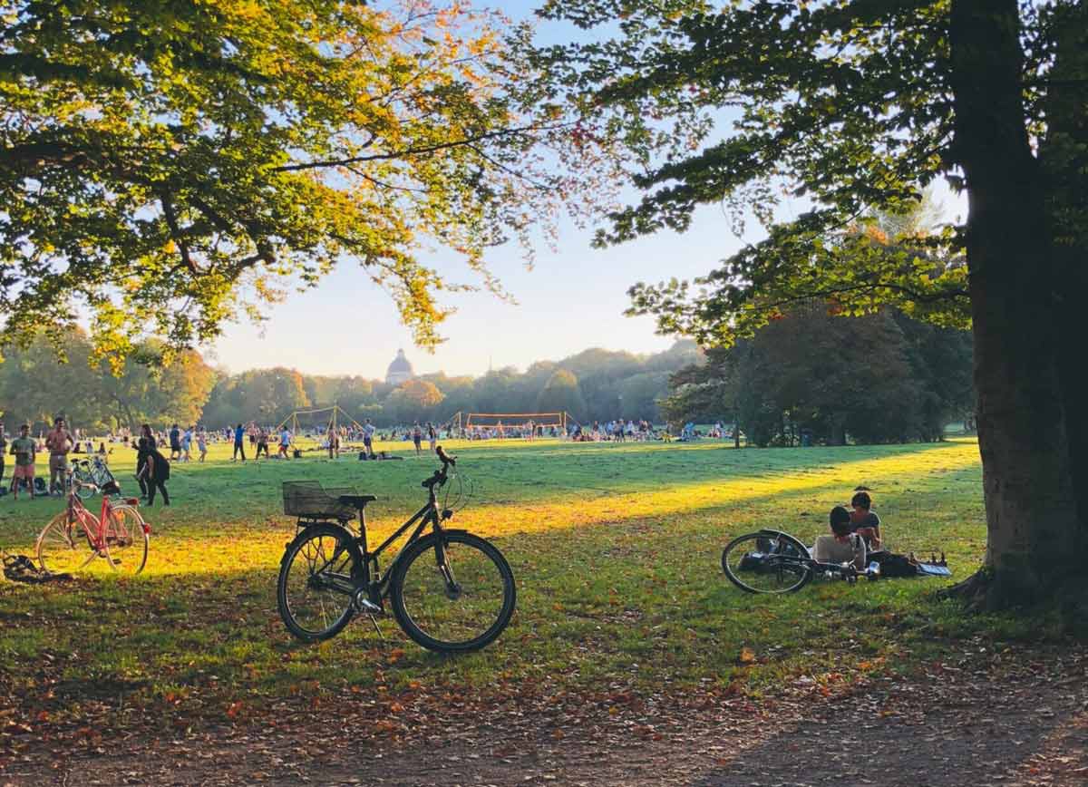 Entspannte Menschen in einem Park im Sommer