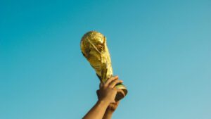 Hände heben einen Pokal in die Luft