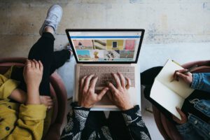 Ein Laptop, das die Website einer Fotografin zeigt